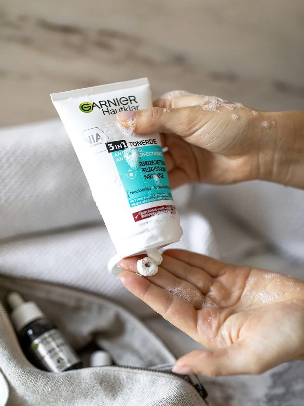 Sữa rửa mặt Garnier Hautklar 3in1 Tonerde